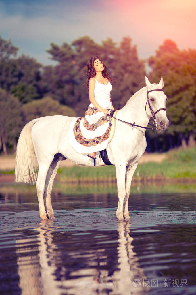 骑马的漂亮女人骑马的女人在海滩上骑马