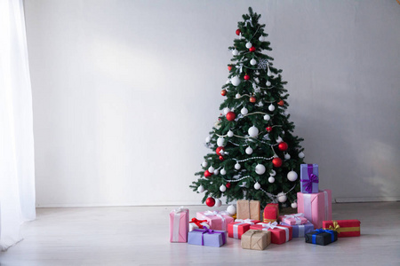 圣诞家居装饰与圣诞树和礼物为新的一年