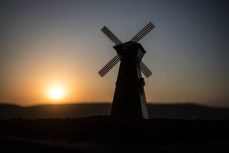 夏天日落时，传统的荷兰风车在山上。 装饰。 选择性聚焦