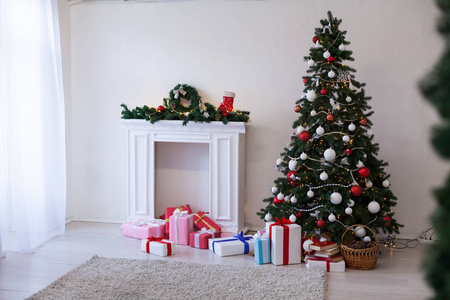 圣诞树与花环装饰和礼物为新的一年