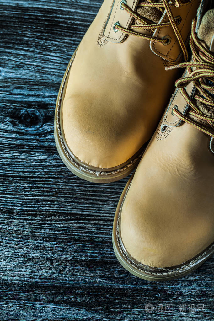 木板上的防水保护靴