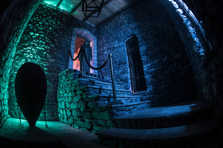 神秘的地牢石楼梯在旧城堡与光. 恐怖万圣节概念照片