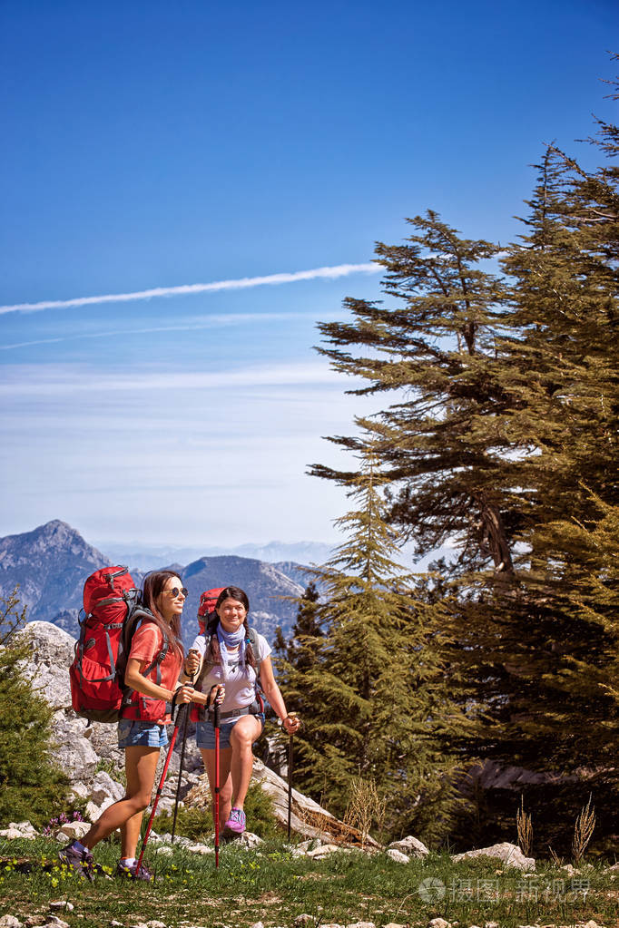 夏天去山顶的长途旅行.