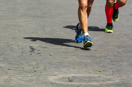 马拉松赛跑人们站在城市鹅卵石路上