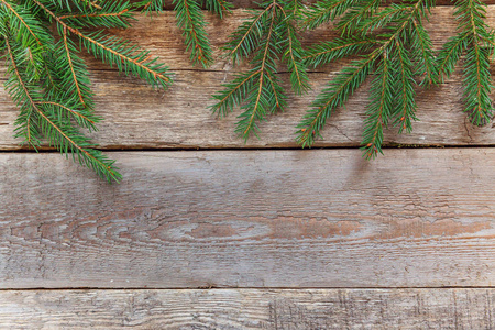 圣诞节新年构图框架冬季物体与冷杉枝上的旧破旧乡村木制背景。 圣诞节假期十二月装饰。 是时候庆祝概念了。 平躺顶视复印空间