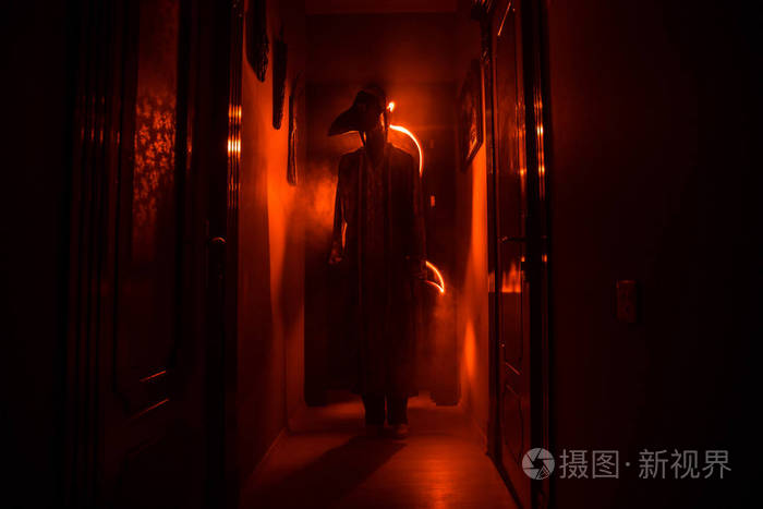 黑暗废弃建筑里令人毛骨悚然的轮廓 恐怖万圣节的概念 黑暗的走廊 有恐怖的人的轮廓站在中间 背景上的色调光线和雾 照片 正版商用图片148c2g 摄图新视界