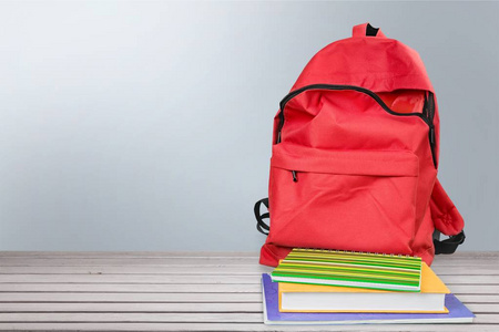红色背包和书回学校
