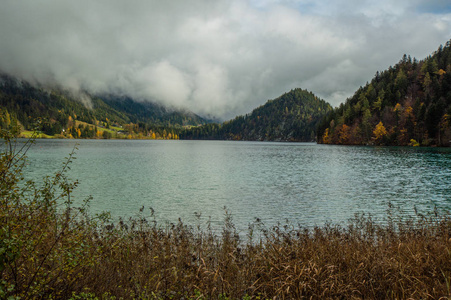 山景中荡漾湖面的风景如画