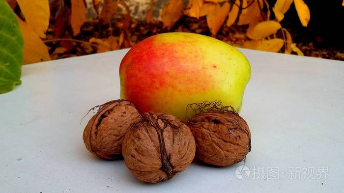 带苹果和核桃的乡村素食小吃