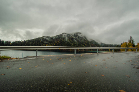 云天下山湖旁的路景