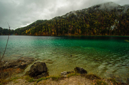 山景中荡漾湖面的风景如画