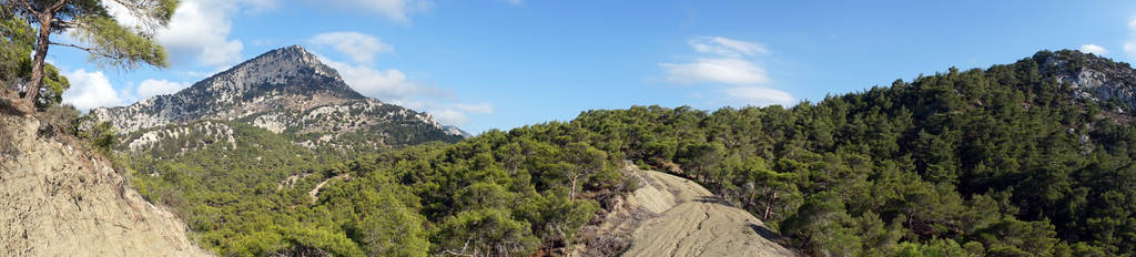 塞浦路斯北部山区废弃公路