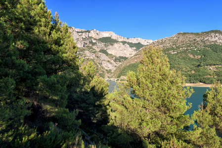 从受欢迎的角度看著名的维顿大峡谷和岩石阿尔卑斯山的入口，在圣克罗伊湖附近，白天的景观与蓝天阿尔卑斯法国