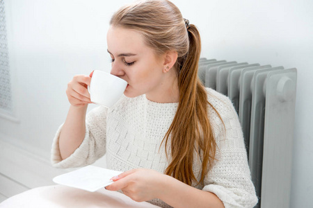 生病的年轻女子感冒和流感在家里