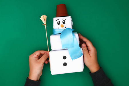 雪人手工最初设计的三件圣诞礼物白纸,一条缎带,以雪人的形式出现在