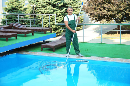 男工清洗室外水池，水下真空