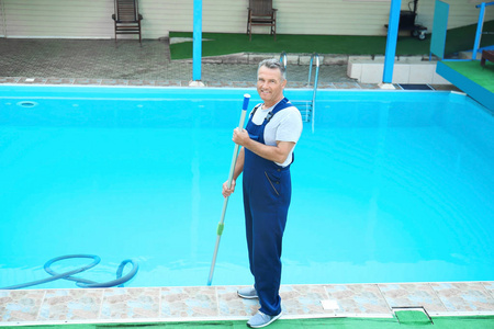 男工清洗室外水池，水下真空