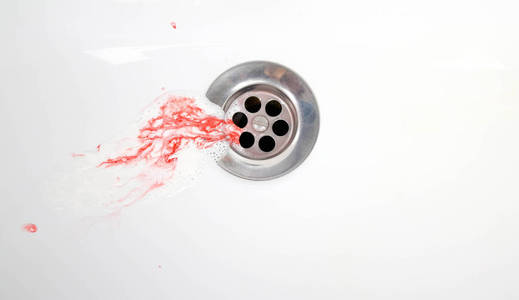 陶瓷水槽里有血的牙膏。 牙龈出血。 快关门。