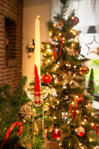 传统的降临蜡烛装饰圣诞树背景室内灯光