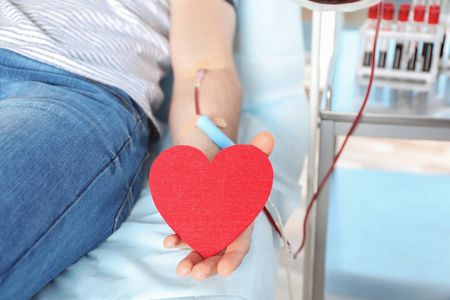 在医院的特写镜头里献血的时候，男人抱着心脏