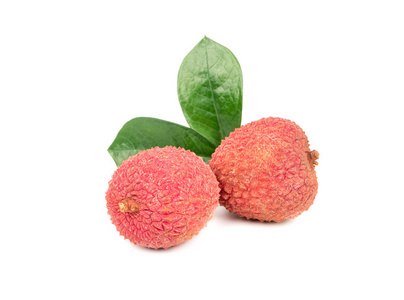 两个新鲜的中国荔枝果实,叶子白色背景照片