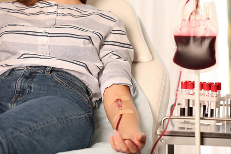 在医院特写处献血的妇女