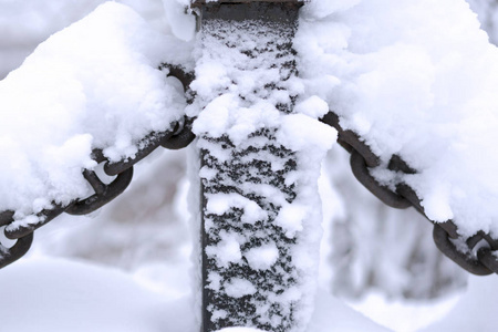 白雪覆盖的金属链上的白色雪背景