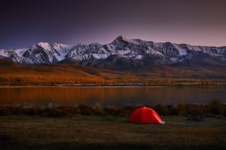 岩石和湖泊的美景。戏剧性和风景如画的场景