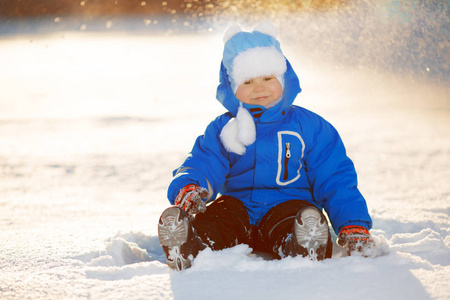 日落背光冬季景观背景下的孩子。 雪地里的一个孩子。 冬天仙境里的场景。