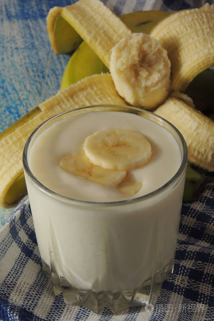 木制背景香蕉奶昔