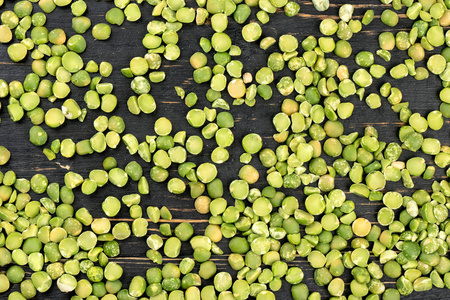 散落的干绿豌豆，木制背景，俯视