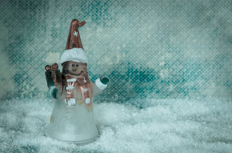 可爱的圣诞雪人图形装饰蓝色雪背景