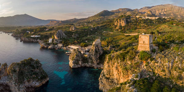 斯科佩罗航空全景法拉格利尼，托纳拉和斯科佩罗塔。美丽的全景旅游海岸村庄斯科佩罗在西西里，意大利。意大利西西里美丽的地中海海岸。