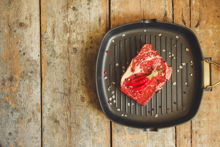 牛肉牛排用香料一块肉烤。顶部视图，复制空间