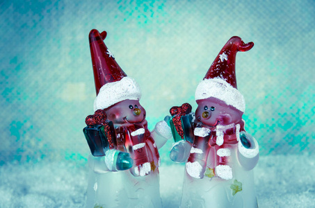 可爱的圣诞雪人人物装饰蓝色的雪背景