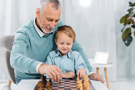 微笑中老年人教孙子在家下棋