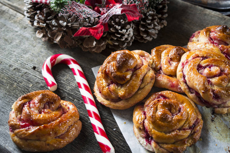 传统的瑞典圣诞节藏红花小圆面包或小圆面包。瑞典圣诞节。新年糕点。圣诞装饰。糖果。圣诞花环