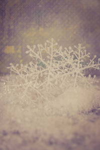 雪背景下简单的白色雪花装饰