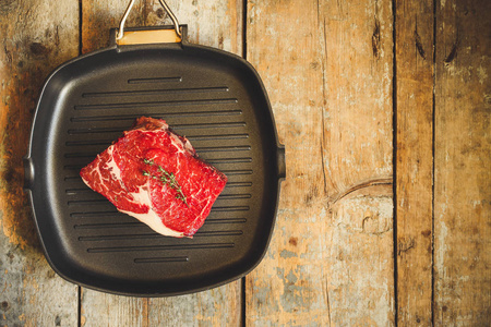 牛肉牛排用香料一块肉烤。顶部视图，复制空间