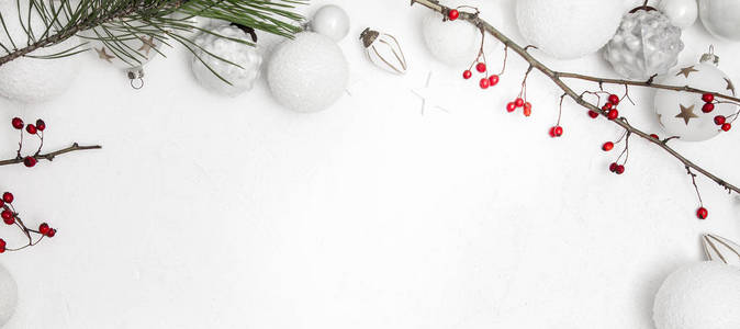 圣诞贺卡与鲍布和树枝与浆果和树枝隔离在白色背景，特写