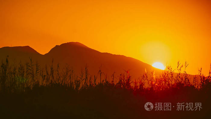 日落或日出太阳从山上升起