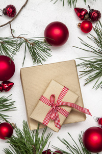 冷杉树枝和圣诞红包与礼品盒隔离在白色背景，特写