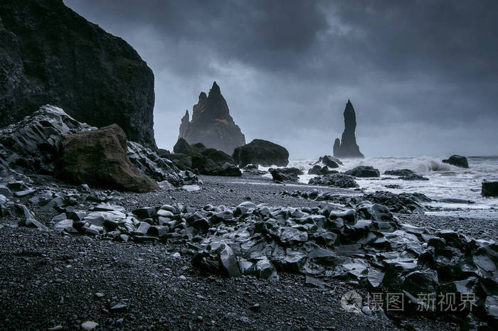 冰岛黑沙滩的Vik和Basalt柱。