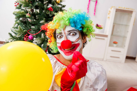 有趣的小丑在圣诞节庆祝概念