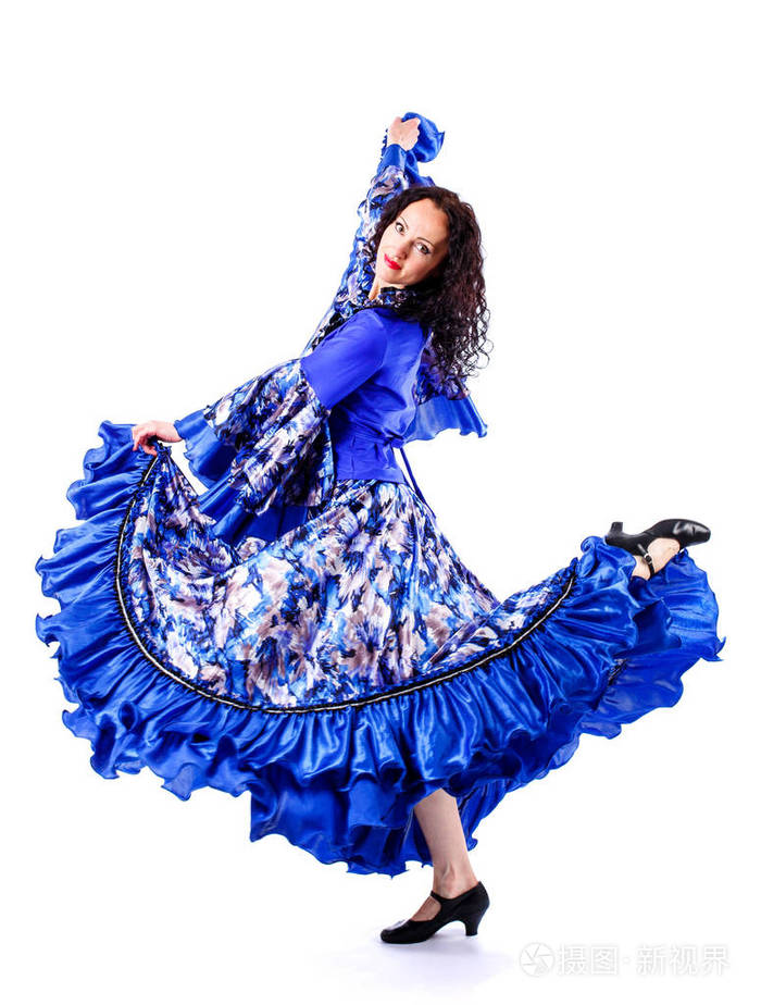 一个穿着五颜六色衣服的女孩跳着吉普赛人的舞蹈