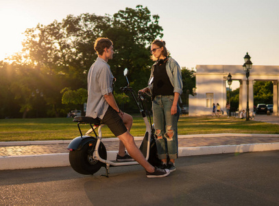 愉快的年轻夫妇与电动自行车