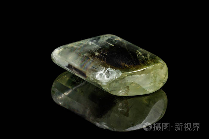 大型矿物石金刚石黑色背景接近