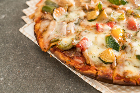 素食披萨餐桌上健康食品风格