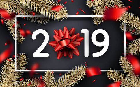 圣诞节和2019年新年贺卡上有红色蝴蝶结杉枝和模糊的纸屑