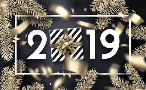圣诞节和2019年新年贺卡和礼物冷杉枝和金色模糊的纸屑